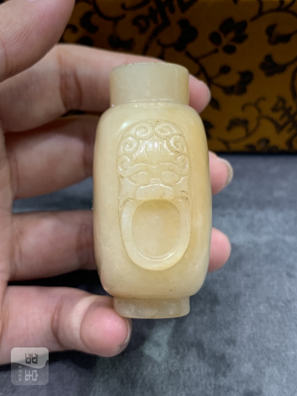 清黄玉浮雕兽耳衔环鼻烟壶 - 图3